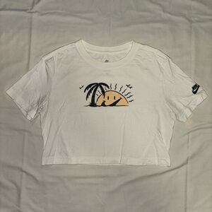 NWOT  white cropped Nike t-shirt